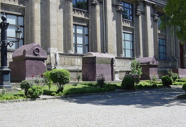093-Императорские саркофаги перед Археологическим музеем-Википед